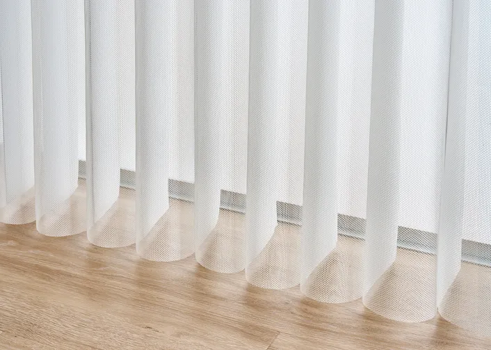 【ソリア】「ホワイト」色のカーテン（調光時の写真）